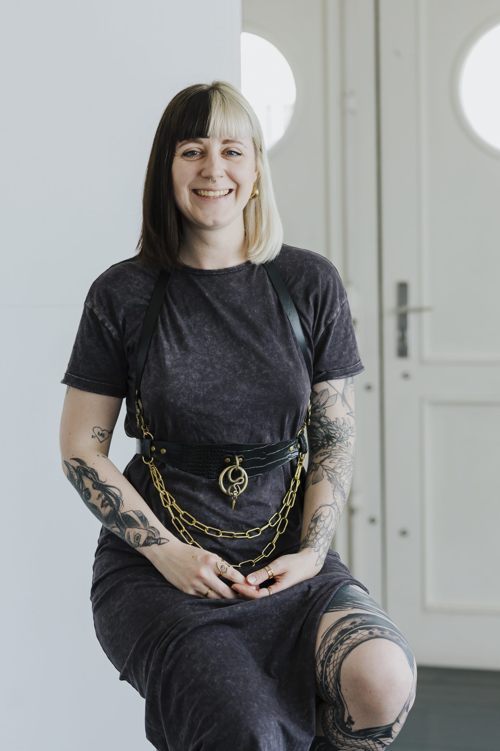 Annika Luise, sitzend auf einem Hocker, lächelnd